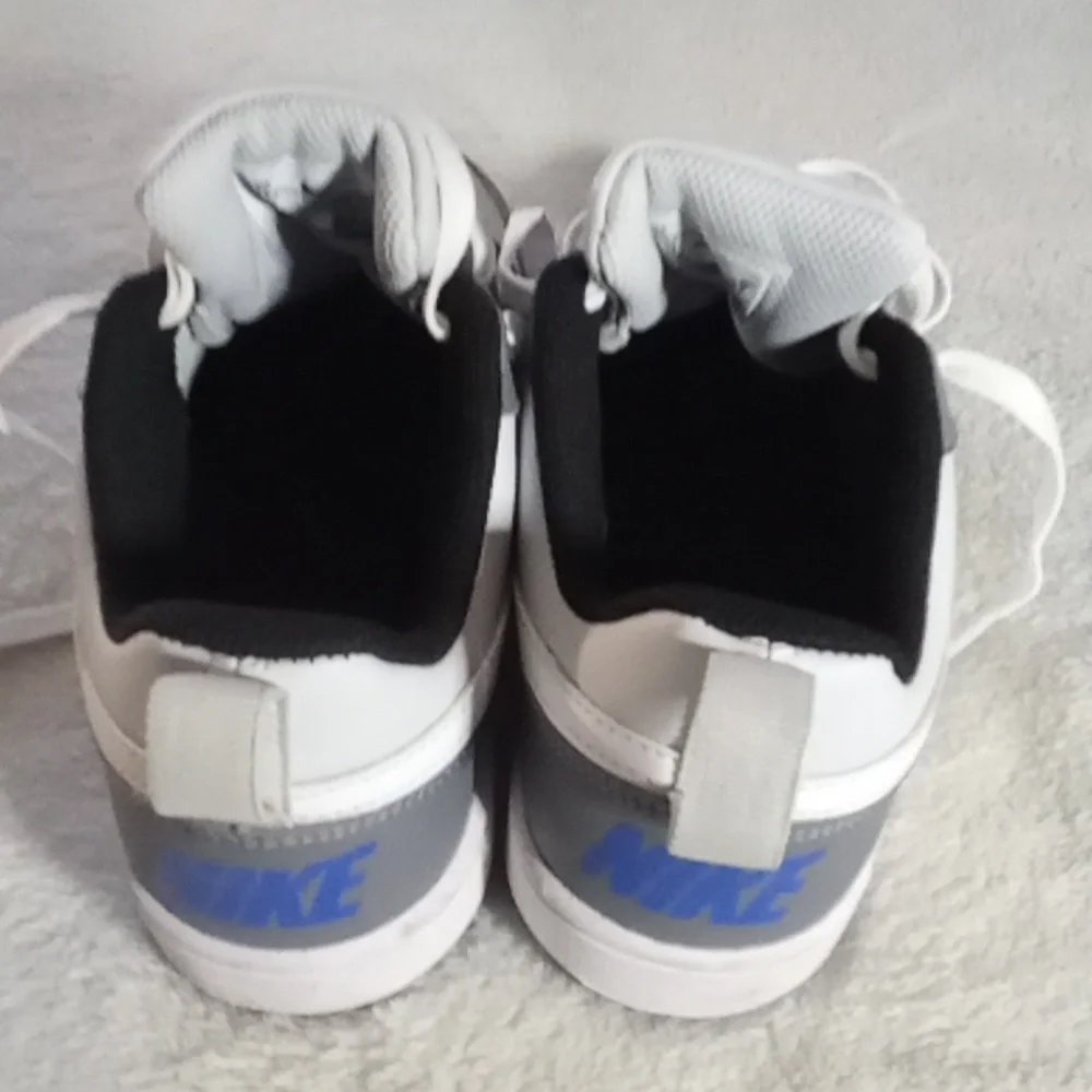 NIKE YOUTH SIZE 4 LIKE NEW